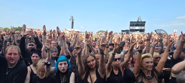 M’era Luna: Die schwarze Familie feiert in Hildesheim (Flughafen Hildesheim-Drispenstedt)