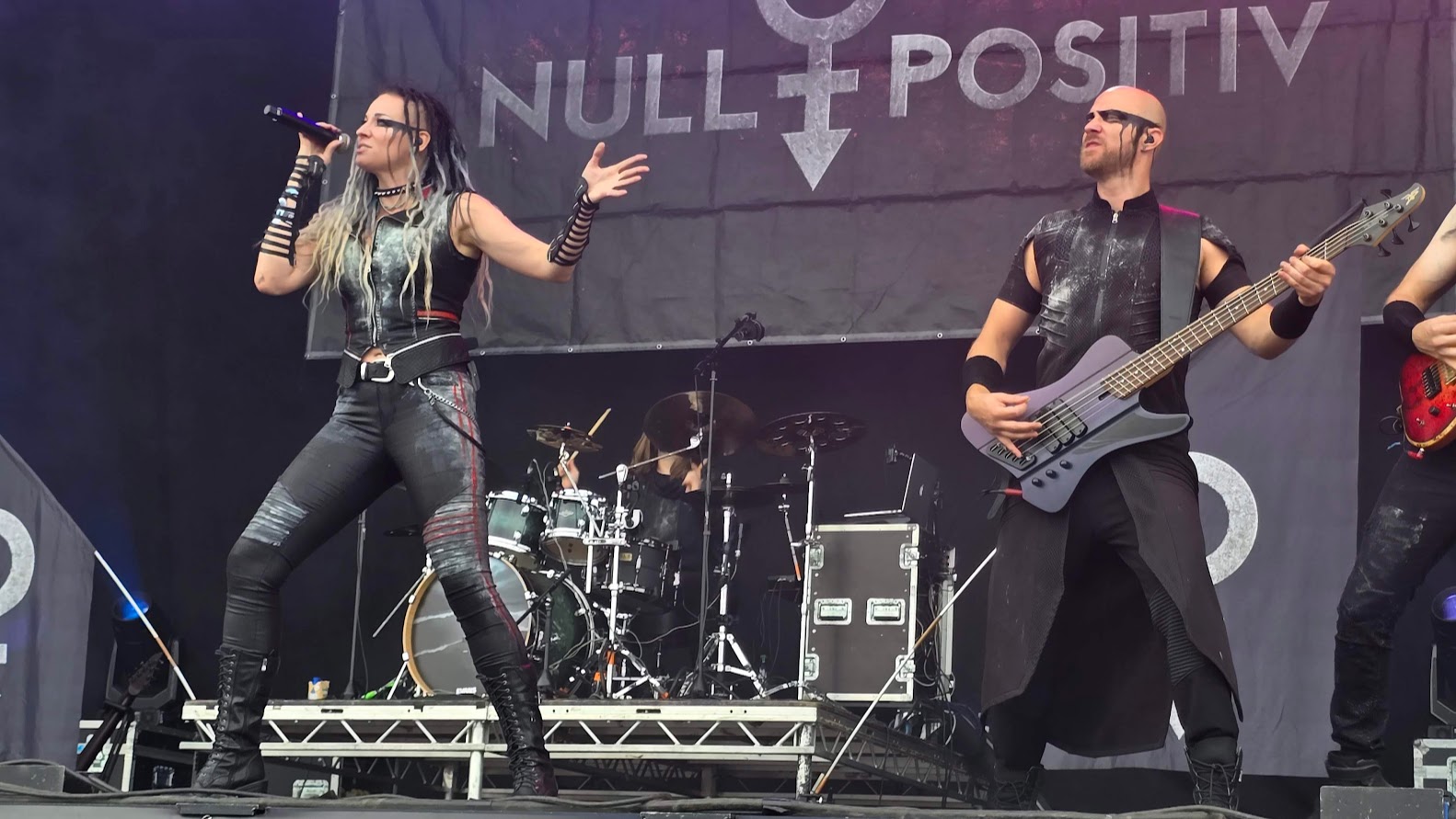 Mitreißend und voller Power – NULL POSITIV brachten das M’era Luna-Publikum zum Beben.